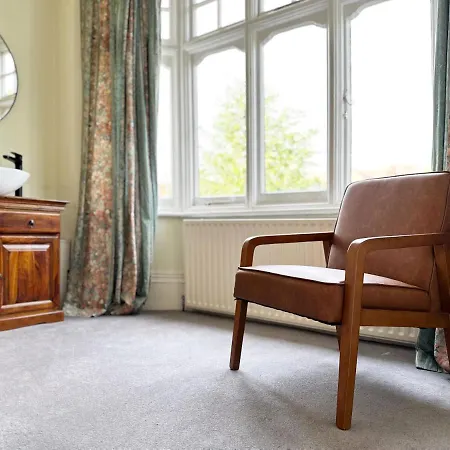 Holiday home Kim's 3 Bedroom House With Free On-street Parking - 3 Double Beds, Spacious *