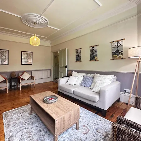 Holiday home Kim's 3 Bedroom House With Free On-street Parking - 3 Double Beds, Spacious *