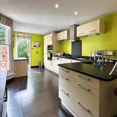 Kim's 3 Bedroom House With Free On-street Parking - 3 Double Beds, Spacious Holiday home *