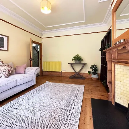 Kim's 3 Bedroom House With Free On-street Parking - 3 Double Beds, Spacious * Palmers Green