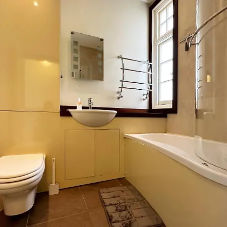 Kim's 3 Bedroom House With Free On-street Parking - 3 Double Beds, Spacious