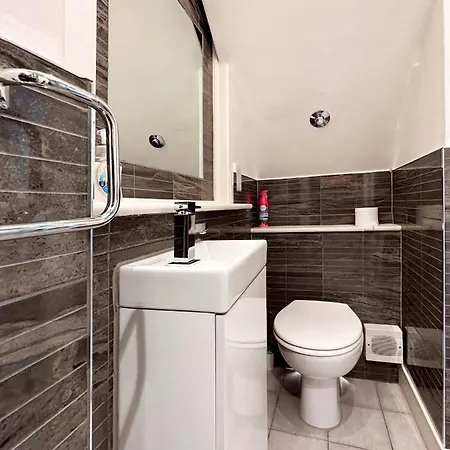 Kim's 3 Bedroom House With Free On-street Parking - 3 Double Beds, Spacious *