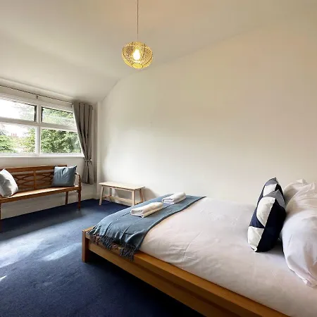 Kim's 3 Bedroom House With Free On-street Parking - 3 Double Beds, Spacious * Palmers Green