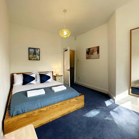 Kim's 3 Bedroom House With Free On-street Parking - 3 Double Beds, Spacious Holiday home Palmers Green