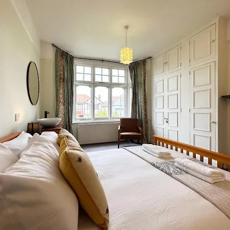 Kim's 3 Bedroom House With Free On-street Parking - 3 Double Beds, Spacious *