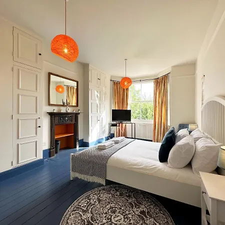 Kim's 3 Bedroom House With Free On-street Parking - 3 Double Beds, Spacious