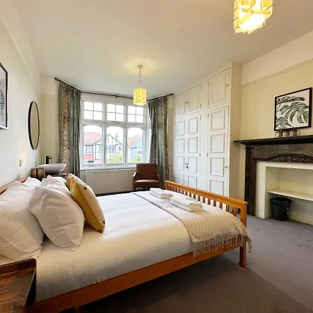 Kim's 3 Bedroom House With Free On-street Parking - 3 Double Beds, Spacious * Palmers Green