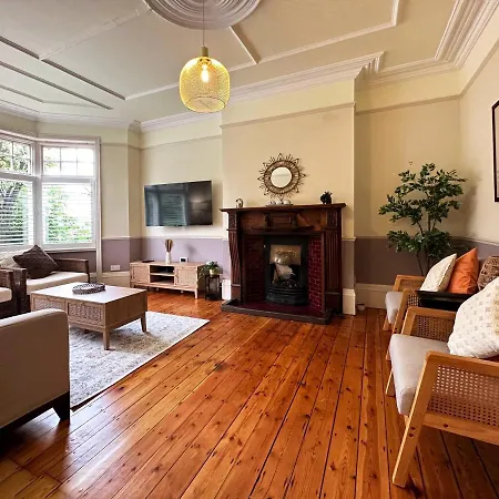 Holiday home Kim's 3 Bedroom House With Free On-street Parking - 3 Double Beds, Spacious