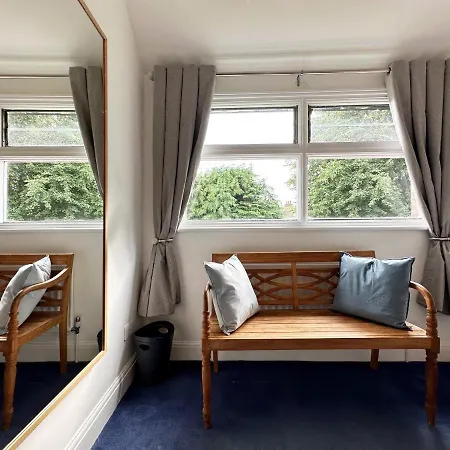 Kim's 3 Bedroom House With Free On-street Parking - 3 Double Beds, Spacious Holiday home Palmers Green