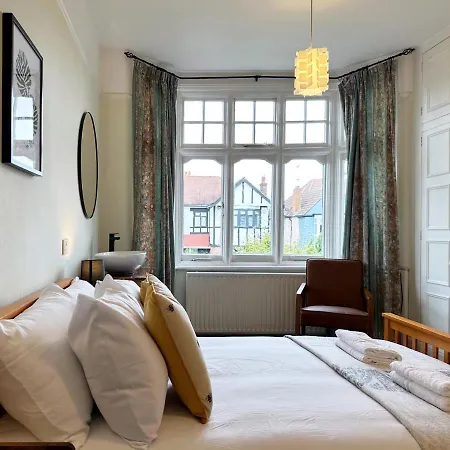 Holiday home Kim's 3 Bedroom House With Free On-street Parking - 3 Double Beds, Spacious