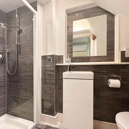 Holiday home Kim's 3 Bedroom House With Free On-street Parking - 3 Double Beds, Spacious Palmers Green