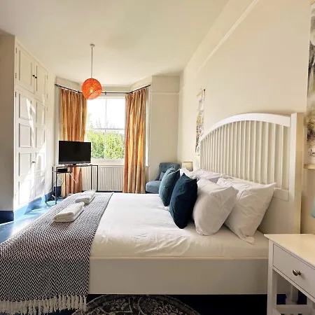 Kim's 3 Bedroom House With Free On-street Parking - 3 Double Beds, Spacious Palmers Green