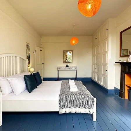 Kim's 3 Bedroom House With Free On-street Parking - 3 Double Beds, Spacious