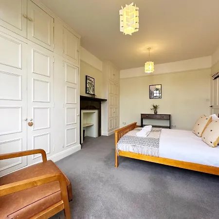 Kim's 3 Bedroom House With Free On-street Parking - 3 Double Beds, Spacious Palmers Green