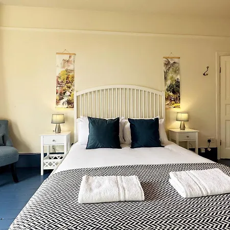 Kim's 3 Bedroom House With Free On-street Parking - 3 Double Beds, Spacious Holiday home *