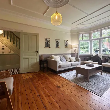 Kim's 3 Bedroom House With Free On-street Parking - 3 Double Beds, Spacious Holiday home Palmers Green