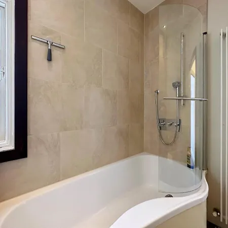 Kim's 3 Bedroom House With Free On-street Parking - 3 Double Beds, Spacious Prázdninový dům *