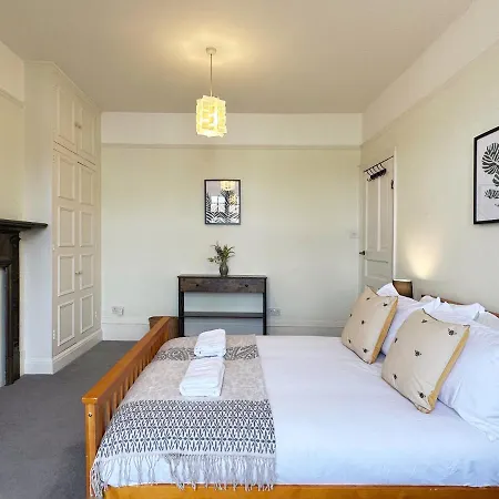 Kim's 3 Bedroom House With Free On-street Parking - 3 Double Beds, Spacious Holiday home *