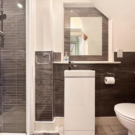 Holiday home Kim's 3 Bedroom House With Free On-street Parking - 3 Double Beds, Spacious Palmers Green