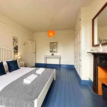 Kim's 3 Bedroom House With Free On-street Parking - 3 Double Beds, Spacious * Palmers Green