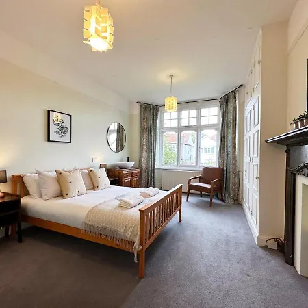 Kim's 3 Bedroom House With Free On-street Parking - 3 Double Beds, Spacious Holiday home