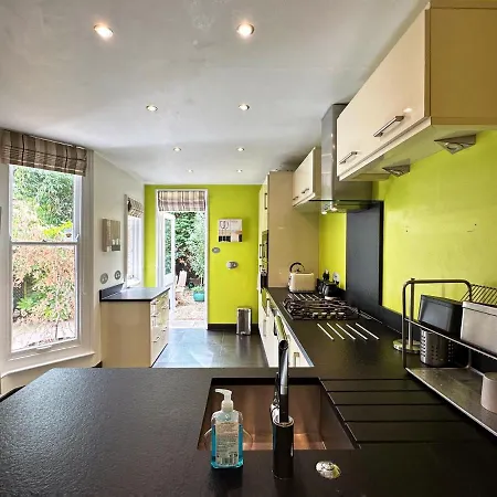 Holiday home Kim's 3 Bedroom House With Free On-street Parking - 3 Double Beds, Spacious Palmers Green
