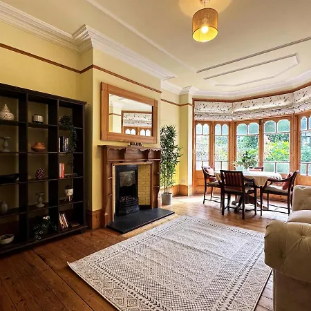 Kim's 3 Bedroom House With Free On-street Parking - 3 Double Beds, Spacious * Palmers Green