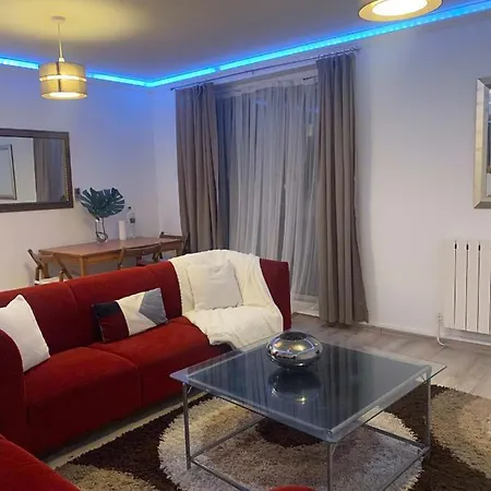 In - 24 7 Security Apartment *