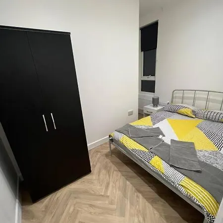 Apartment Ground Flr 3-bed Flat Near Norbury Station