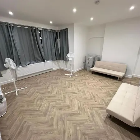 Ground Flr 3-bed Flat Near Norbury Station *