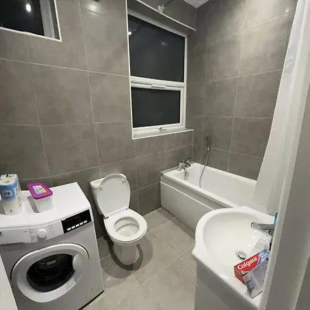 Ground Flr 3-bed Flat Near Norbury Station Apartment *