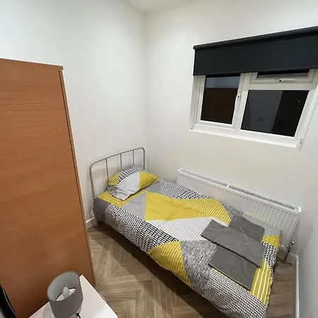 Apartment Ground Flr 3-bed Flat Near Norbury Station