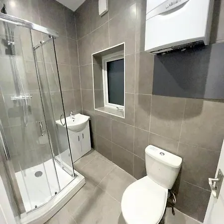 Apartment Ground Flr 3-bed Flat Near Norbury Station Norbury (Greater London)