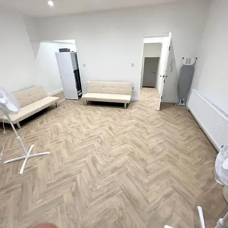Ground Flr 3-bed Flat Near Norbury Station Apartment Norbury (Greater London)