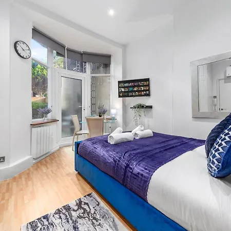 Immaculate 1-bed In * London