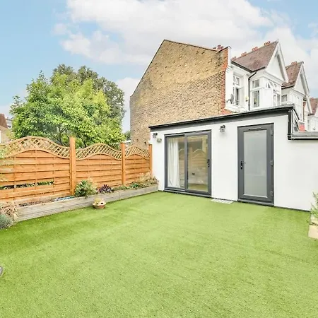 Spacious Family With Garden Holiday home London