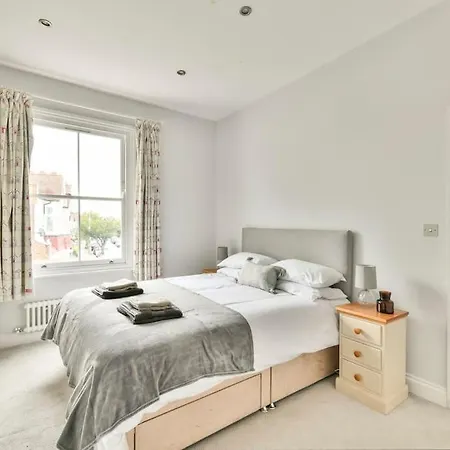 Spacious Family With Garden Holiday home London