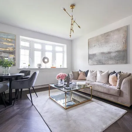 Apartment 2 Bedroom Modern Urban Sanctuary 1cc - Cherrydeal
