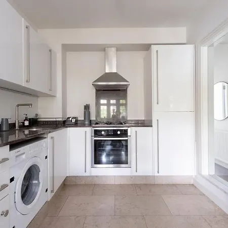 2 Bedroom Modern Urban Sanctuary 1cc - Cherrydeal