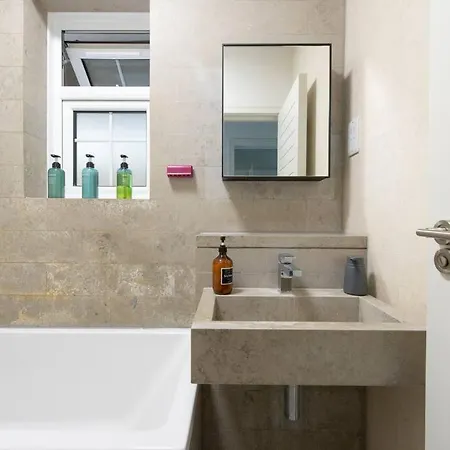 Apartment 2 Bedroom Modern Urban Sanctuary 1cc - Cherrydeal