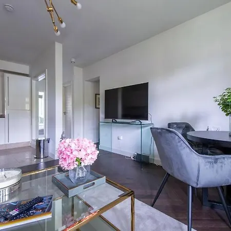2 Bedroom Modern Urban Sanctuary 1cc - Cherrydeal Apartment London