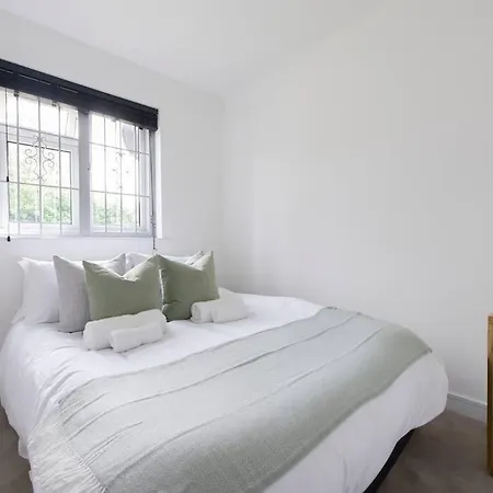Apartment 2 Bedroom Modern Urban Sanctuary 1cc - Cherrydeal London