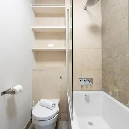 2 Bedroom Modern Urban Sanctuary 1cc - Cherrydeal Londen
