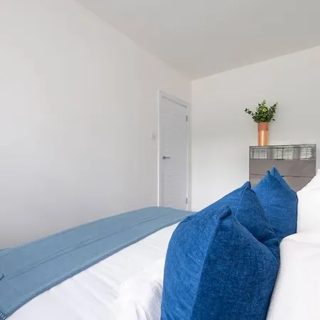 2 Bedroom Modern Urban Sanctuary 1cc - Cherrydeal Apartment