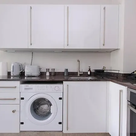 2 Bedroom Modern Urban Sanctuary 1cc - Cherrydeal Apartment London