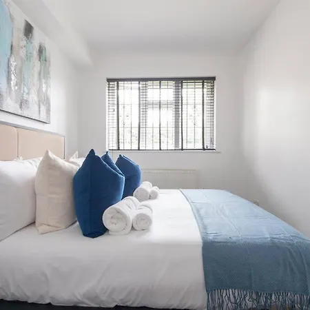 2 Bedroom Modern Urban Sanctuary 1cc - Cherrydeal