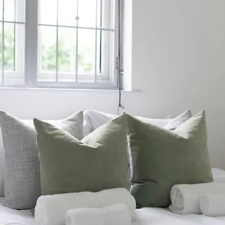 2 Bedroom Modern Urban Sanctuary 1cc - Cherrydeal * Londen
