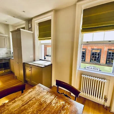 Charming By Iconic Landmarks Nr Apartment London
