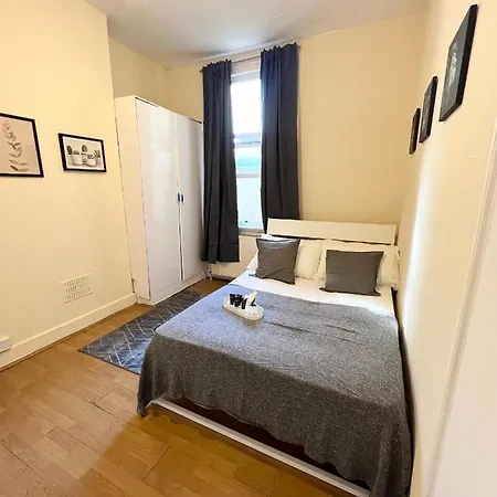 Stunning House In Homestay London