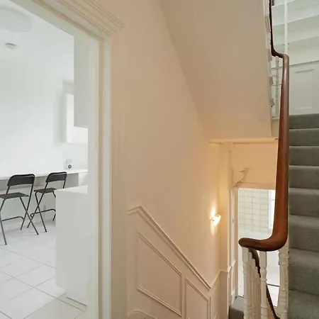 Beautiful Two Bedroom Maisonette In The Heart Of Chelsea *